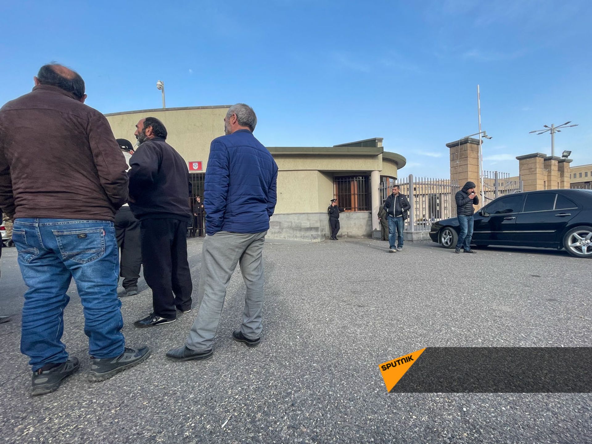 ՊՆ-ի մուտքերն ու ելքերը շարունակում են փակ մնալ. լուսանկարներ - Sputnik Արմենիա, 1920, 09.04.2021