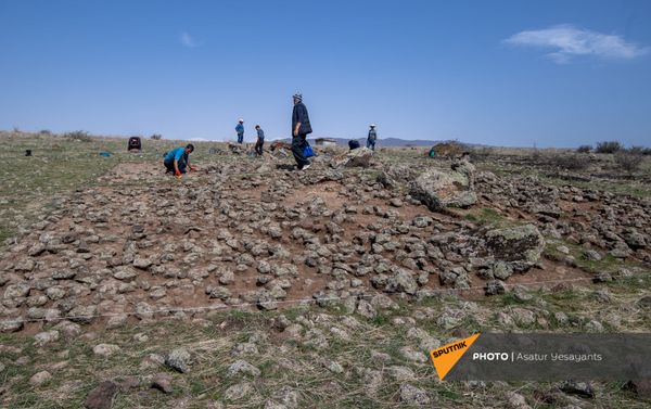 Հնագիտական պեղումներ Արագածոտնի մարզի Վերին Նավեր դամբարանադաշտում - Sputnik Արմենիա