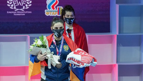 Тяжелоатлет Лиана Гюрджян, завоевавшая бронзовую медаль по сумме двоеборья в соревнованиях среди женщин в весовой категории до 81 кг на чемпионате Европы по тяжелой атлетике, на церемонии награждения (9 апреля 2021). Москвa - Sputnik Армения