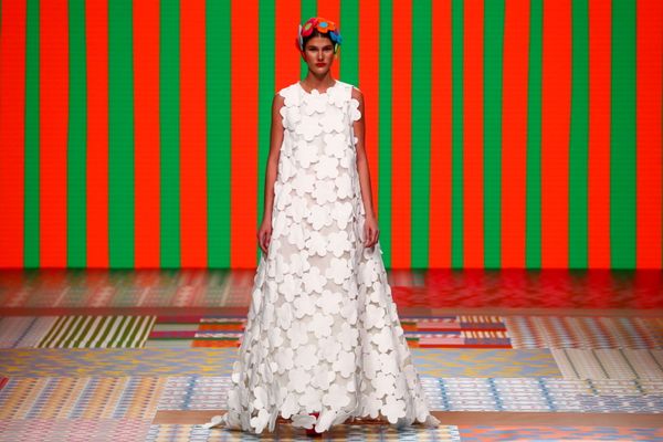 Модель в наряде Agatha Ruiz de la Prada на Неделе моды Mercedes Benz в Мадриде Модель в наряде Agatha Ruiz de la Prada на Неделе моды Mercedes Benz в Мадриде - Sputnik Армения
