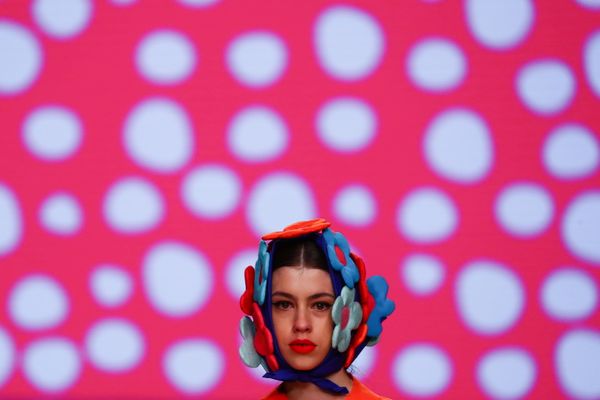 Модель в наряде от Agatha Ruiz de la Prada на Mercedes Benz Fashion Week в Мадриде Модель в наряде от Agatha Ruiz de la Prada на Mercedes Benz Fashion Week в Мадриде - Sputnik Армения