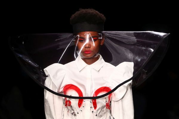 Модель в наряде от Maya Hansen на Mercedes Benz Fashion Week в Мадриде Модель в наряде от Maya Hansen на Mercedes Benz Fashion Week в Мадриде - Sputnik Армения