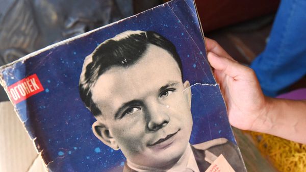 Первый советский космонавт Юрий Гагарин на обложке журнала Огонек  - Sputnik Армения