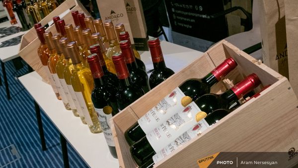 На благотворительной выставке-продаже вина в Ереване - Sputnik Армения