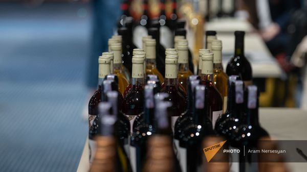 На благотворительной выставке-продаже вина в Ереване - Sputnik Армения