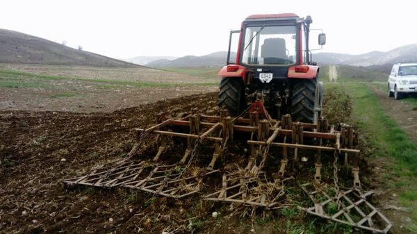 Попавший под пулеметный обстрел трактор жителя общины Сарушен Виталия Арутюняна - Sputnik Армения