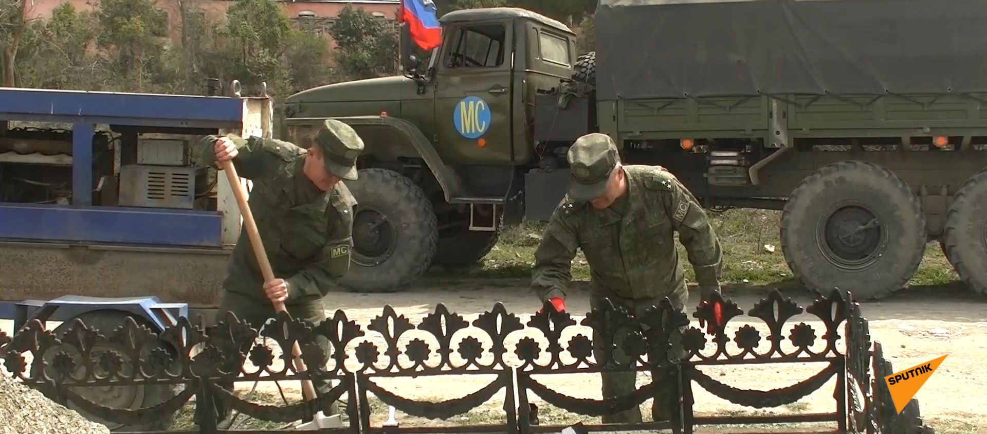 Российские миротворцы помогают восстановить памятник воинам ВОВ в Нюрагюхе - Sputnik Армения, 1920, 12.04.2021
