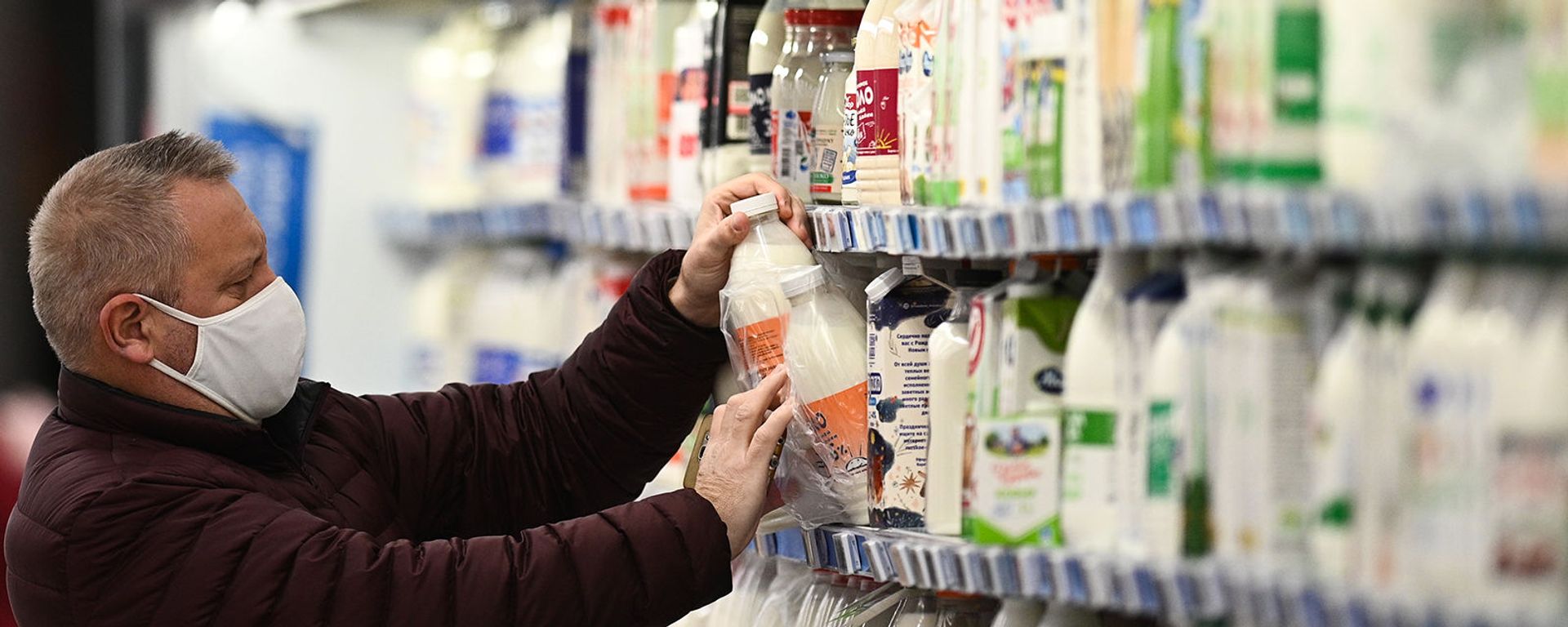 Покупатель в отделе молочных продуктов в супермаркете Покупатель в отделе молочных продуктов в супермаркете - Sputnik Армения, 1920, 14.07.2021