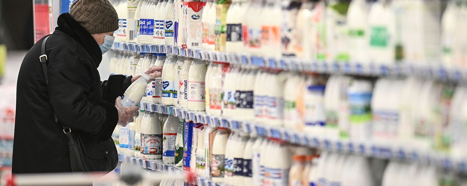 Покупатель в отделе молочных продуктов в супермаркете Покупатель в отделе молочных продуктов в супермаркете - Sputnik Армения, 1920, 04.05.2021