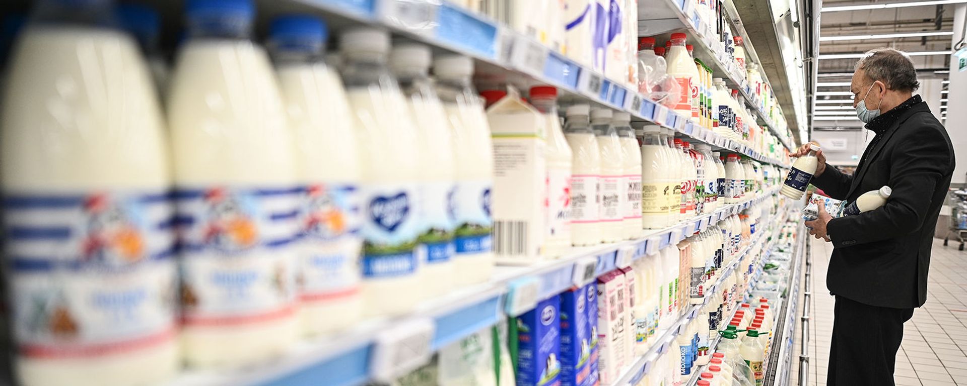 Покупатель в отделе молочных продуктов в супермаркете - Sputnik Армения, 1920, 04.08.2021