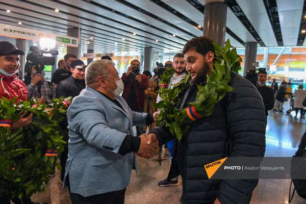 Ծանրորդների դիմավորումը Երևանի «Զվարթնոց» օդանավակայանում. 12 ապրիլի, 2021 - Sputnik Արմենիա