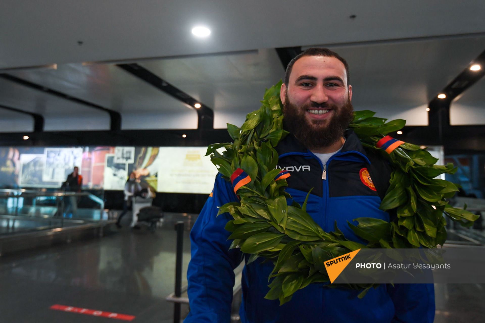 Завоевавший малое золото на Чемпионате Европы 2021 по тяжелой атлетике Симон Мартиросян в аэропорту Звартноц (12 апреля 2021). Еревaн - Sputnik Արմենիա, 1920, 21.12.2021
