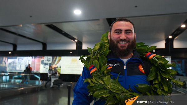Завоевавший малое золото на Чемпионате Европы 2021 по тяжелой атлетике Симон Мартиросян в аэропорту Звартноц (12 апреля 2021). Еревaн Завоевавший малое золото на Чемпионате Европы 2021 по тяжелой атлетике Симон Мартиросян в аэропорту Звартноц (12 апреля 2021). Еревaн - Sputnik Армения