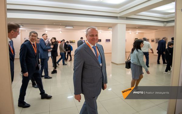 Посол России Сергей Копыркин на фотовыставке, приуроченной ко Дню космонавтики в МКДЦ Дом Москвы (12 апреля 2021). Еревaн - Sputnik Армения