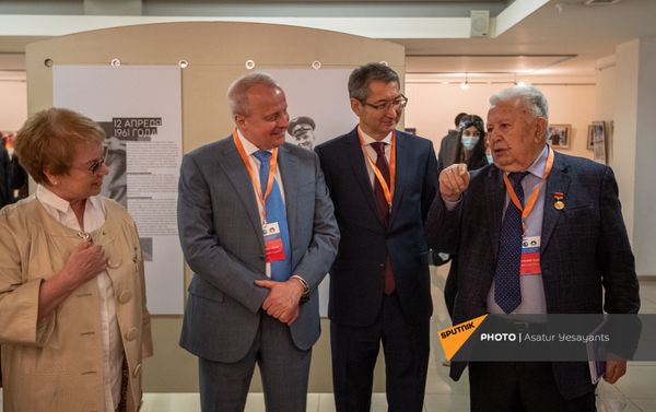 Послы России Сергей Копыркин, Казахстана Болат Иманбаев и председатель НАА Радик Мартиросян на фотовыставке, приуроченной ко Дню космонавтики в МКДЦ Дом Москвы (12 апреля 2021). Еревaн - Sputnik Армения