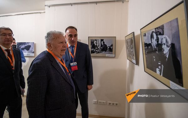 Посол Казахстана Болат Иманбаев, председатель НАА Радик Мартиросян и гендиректор МКДЦ Дом Москвы Ваграм Карапетян на фотовыставке, приуроченной ко Дню космонавтики в МКДЦ Дом Москвы (12 апреля 2021). Еревaн - Sputnik Армения