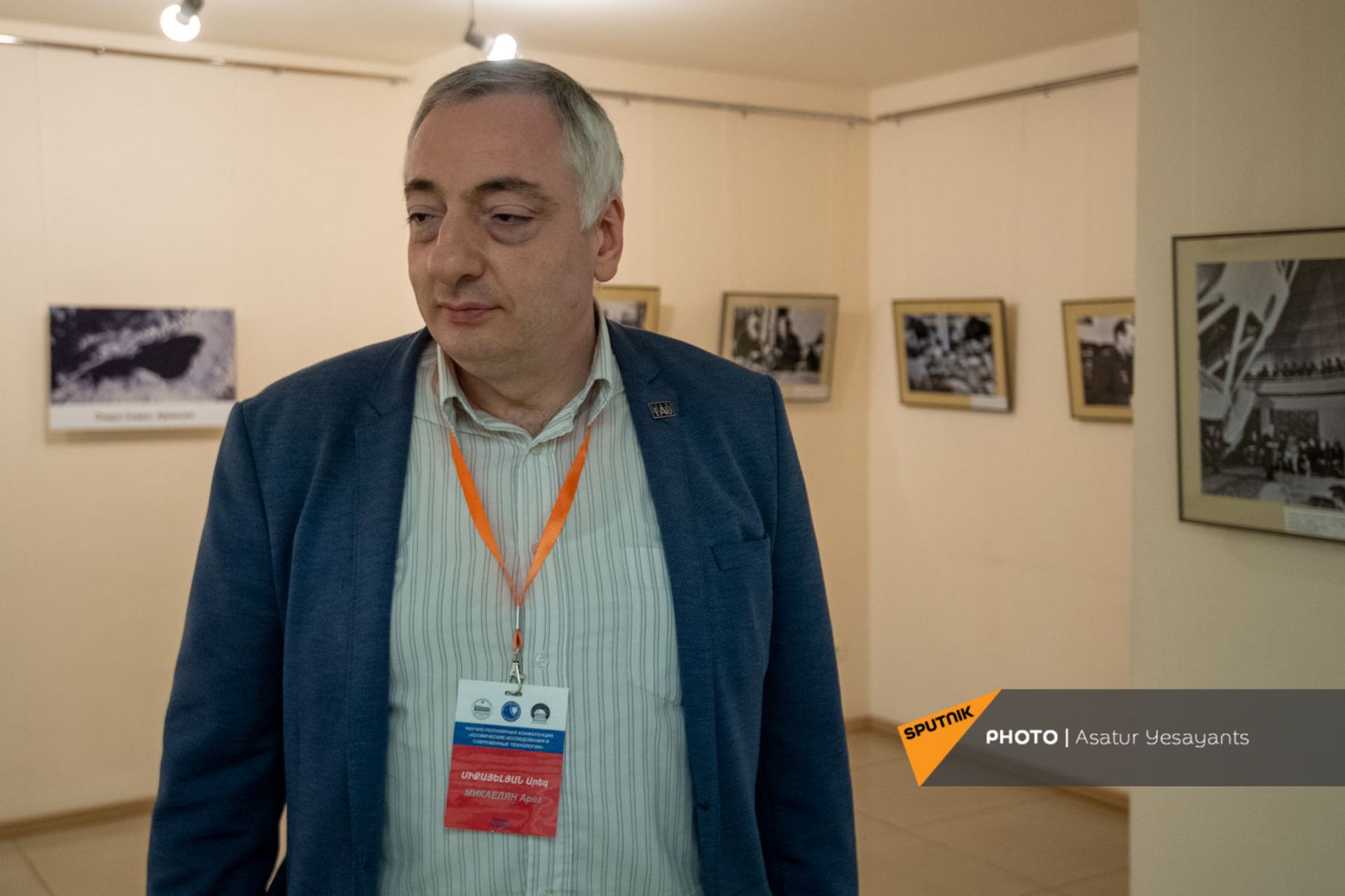 Директор Бюраканской астрофизической обсерватории Арег Микаелян на фотовыставке, приуроченной ко Дню космонавтики в МКДЦ Дом Москвы (12 апреля 2021). Еревaн Директор Бюраканской астрофизической обсерватории Арег Микаелян на фотовыставке, приуроченной ко Дню космонавтики в МКДЦ Дом Москвы (12 апреля 2021). Еревaн - Sputnik Армения, 1920, 06.05.2025