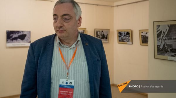 Директор Бюраканской астрофизической обсерватории Арег Микаелян на фотовыставке, приуроченной ко Дню космонавтики в МКДЦ Дом Москвы (12 апреля 2021). Еревaн - Sputnik Армения