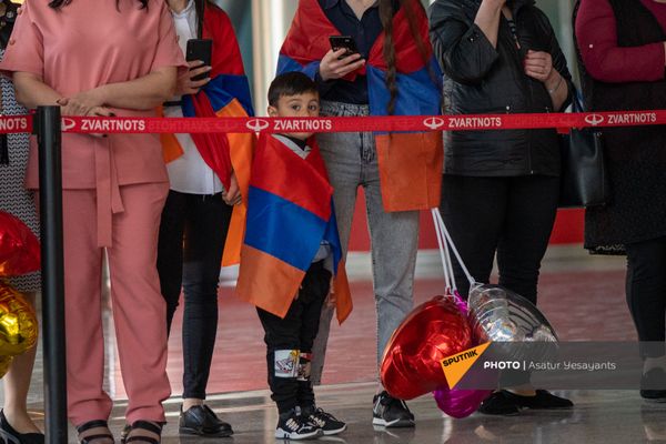 Ծանրորդների դիմավորումը Երևանի «Զվարթնոց» օդանավակայանում. 12 ապրիլի, 2021 - Sputnik Արմենիա