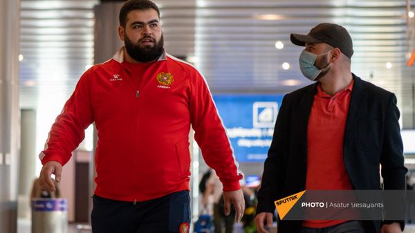Серебряный призер Чемпионата Европы 2021 по тяжелой атлетике Гор Минасян в аэропорту Звартноц (12 апреля 2021). Еревaн - Sputnik Армения