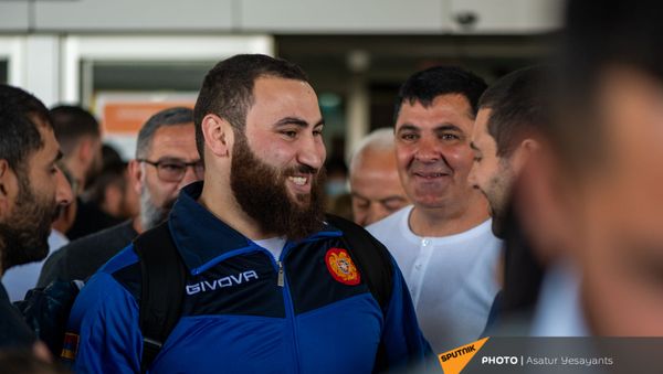 Завоевавший малое золото на Чемпионате Европы 2021 по тяжелой атлетике Симон Мартиросян в аэропорту Звартноц (12 апреля 2021). Еревaн - Sputnik Армения