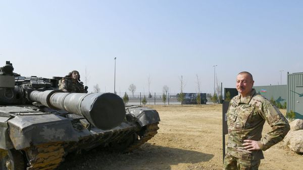 Ильхам Алиев в Парке военных трофеев в Баку - Sputnik Армения