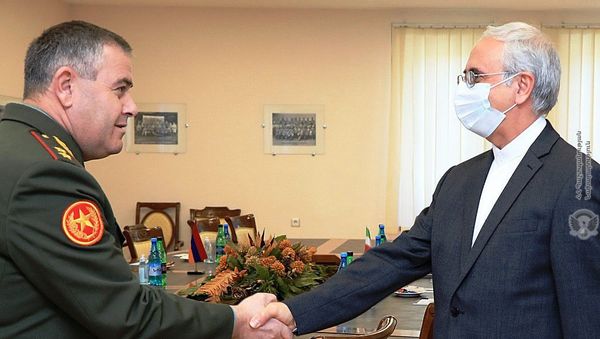 Глава Генштаба ВС генерал-лейтенант Артак Давтян принял Чрезвычайного и Полномочного Посла Исламской Республики Иран в Республике Армения Аббаса Бадахшана Зохури (12 апреля 2021). Еревaн - Sputnik Армения