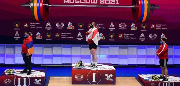 Призеры чемпионата Европы по тяжелой атлетике на церемонии награждения (11 апреля 2021). Москвa - Sputnik Армения