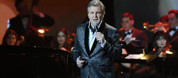 Лев Лещенко выступает на юбилейном концерте, посвященном 60-летию артиста Дмитрия Харатьяна (12 февраля 2020). Москвa - Sputnik Армения