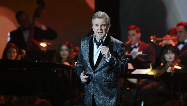 Лев Лещенко выступает на юбилейном концерте, посвященном 60-летию артиста Дмитрия Харатьяна (12 февраля 2020). Москвa - Sputnik Армения