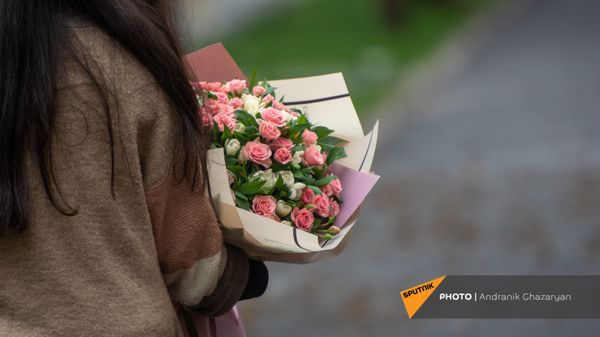 Ծաղկեփնջով աղջիկ - Sputnik Արմենիա