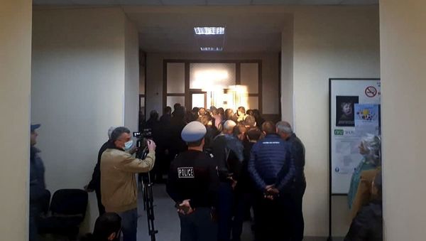 Родственники попавших в плен военнослужащих блокировали выход администрации Ширакской области (13 апреля 2021). Гюмри - Sputnik Армения