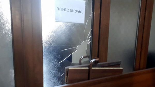 Родственники попавших в плен военнослужащих блокировали выход администрации Ширакской области (13 апреля 2021). Гюмри - Sputnik Արմենիա