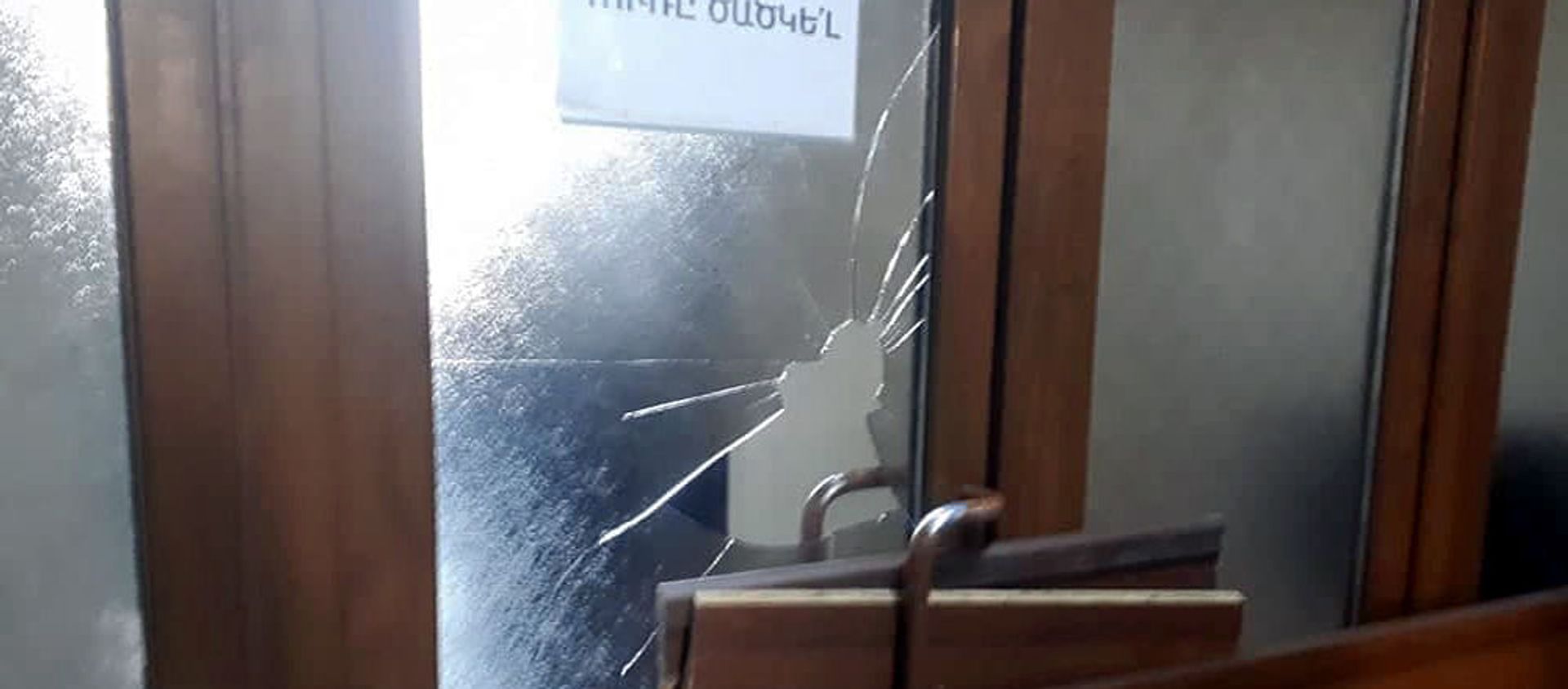 Родственники попавших в плен военнослужащих блокировали выход администрации Ширакской области (13 апреля 2021). Гюмри - Sputnik Արմենիա, 1920, 13.04.2021