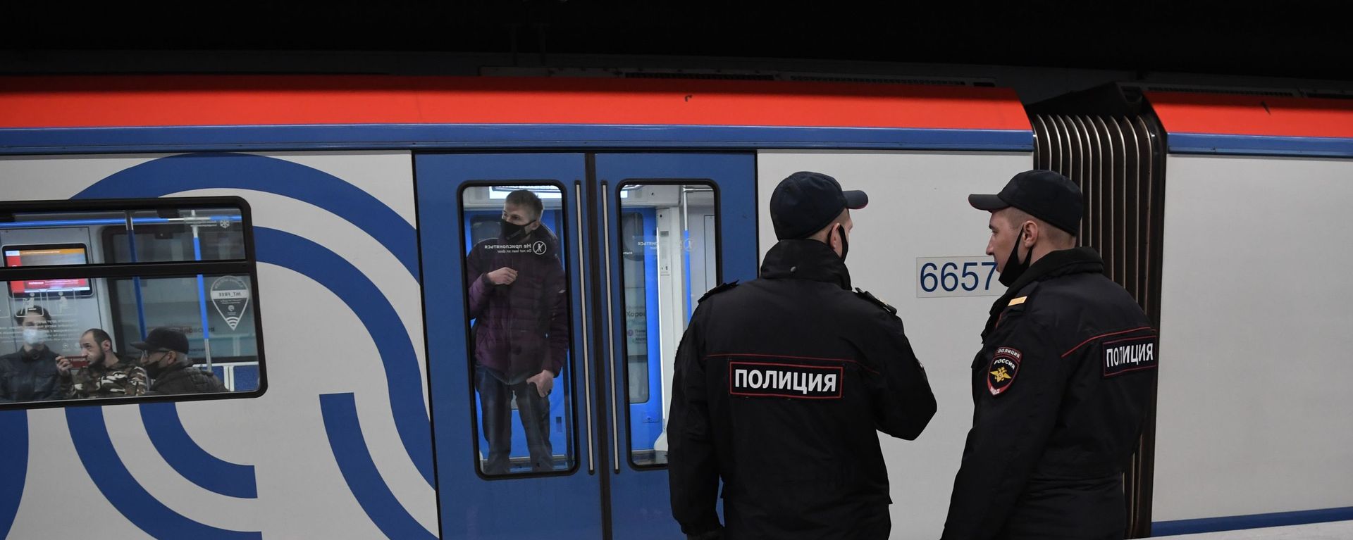 Сотрудники полиции на станции Народное ополчение Большой кольцевой линии московского метрополитена. - Sputnik Армения, 1920, 13.04.2021