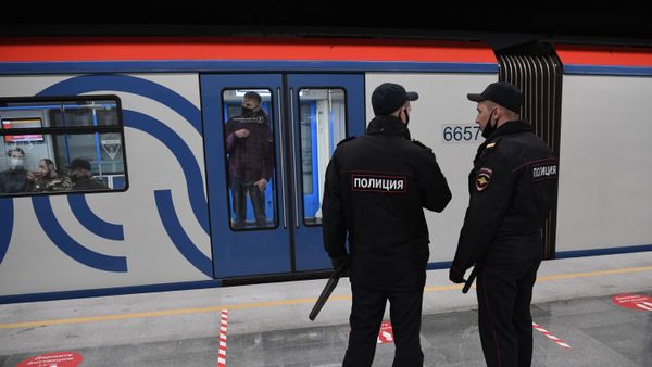 Сотрудники полиции на станции Народное ополчение Большой кольцевой линии московского метрополитена. - Sputnik Армения