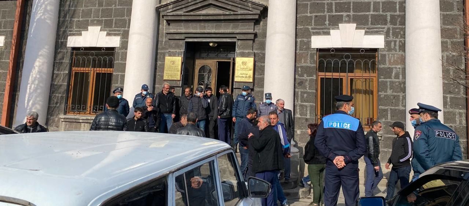 Родственники попавших в плен военнослужащих у входа администрации Ширакской области (14 апреля 2021). Гюмри - Sputnik Армения, 1920, 14.04.2021
