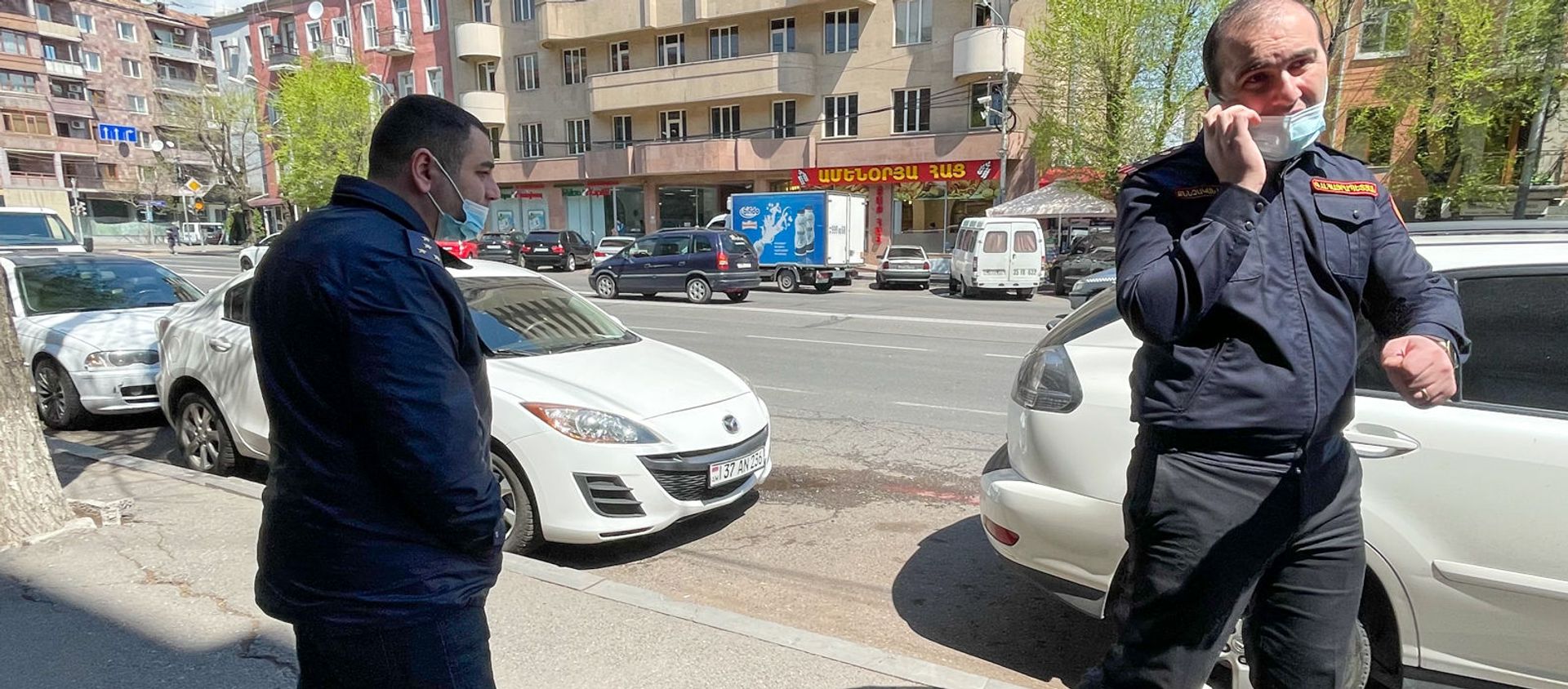 Сотрудники полиции на месте инцидента с пассажирами маршрутного такси (14 апреля 2021). Еревaн - Sputnik Արմենիա, 1920, 20.04.2021