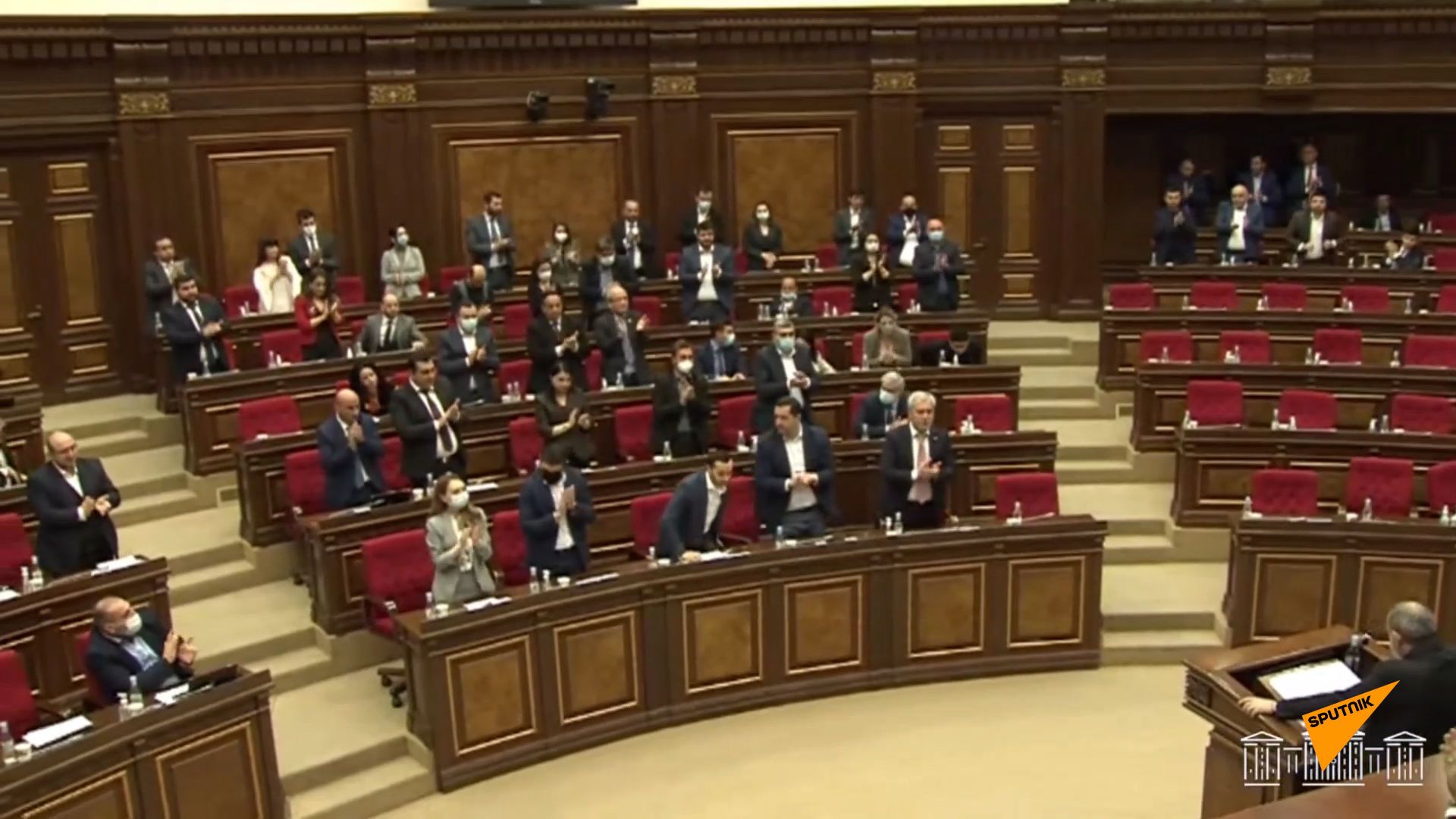 Аплодисменты Пашиняну и негодование соцсетей - что происходило в парламенте? - Sputnik Армения, 1920, 14.04.2021