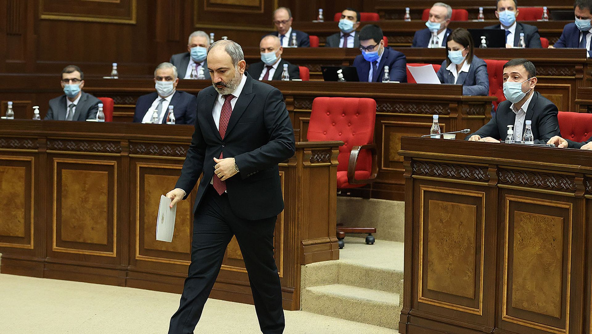 Премьер-министр Никол Пашинян перед началом выступления в Парламенте с докладом о результатах проделанных работ 2020 (14 апреля 2021). Еревaн Премьер-министр Никол Пашинян перед началом выступления в Парламенте с докладом о результатах проделанных работ 2020 (14 апреля 2021). Еревaн - Sputnik Армения, 1920, 14.04.2021