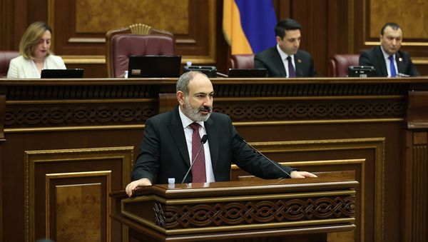 Премьер-министр Никол Пашинян выступает в Парламенте с докладом о результатах проделанных работ 2020 (14 апреля 2021). Еревaн - Sputnik Армения