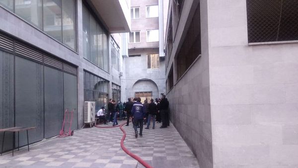 Пожарники на месте пожара в одном из зданий на Северном проспекте (14 апреля 2021). Еревaн - Sputnik Արմենիա