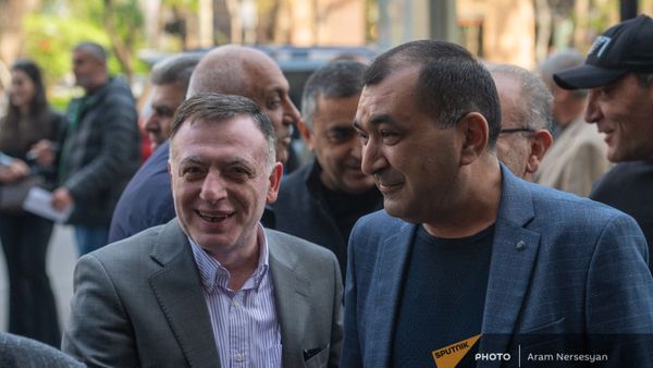 Тиран Хачатрян (справа) на вечере памяти добровольцев АРФД, погибших в карабахской войне (14 апреля 2021). Еревaн - Sputnik Армения