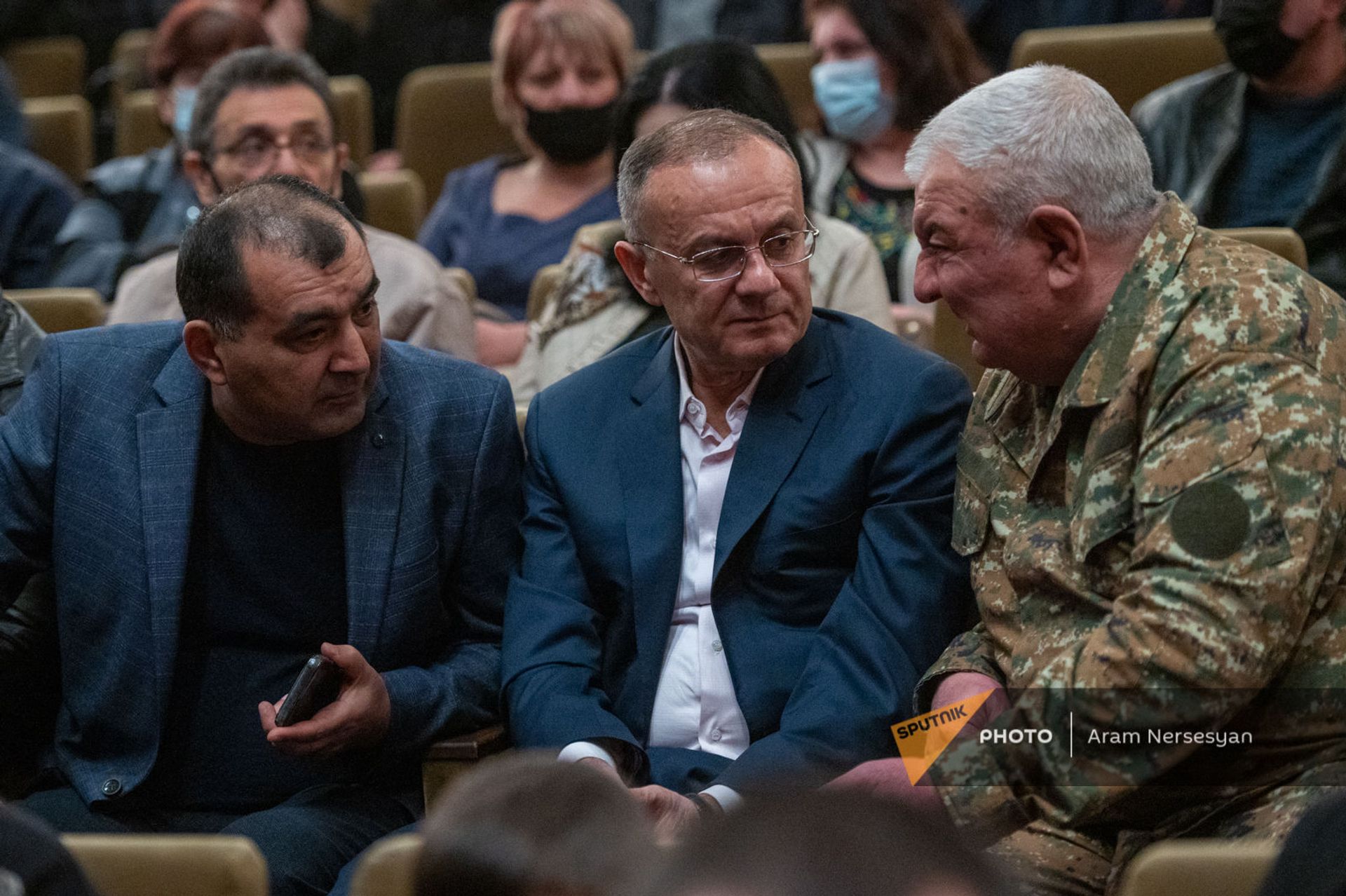Тиран Хачатрян (слева), Сейран Оганян и Юрий Хачатуров на вечере памяти добровольцев АРФД, погибших в карабахской войне (14 апреля 2021). Еревaн - Sputnik Армения, 1920, 14.06.2022