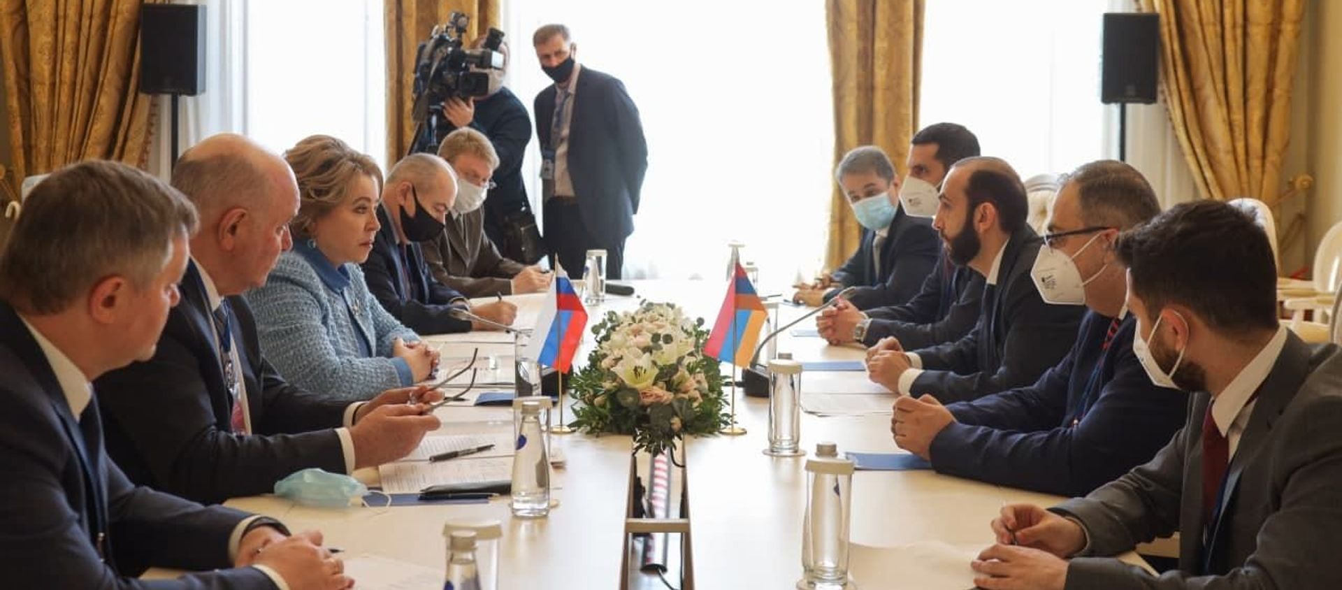 Арарат Мирзоян на встрече с Валентиной Матвиенко (15 апреля 2021). Санкт-Петербург - Sputnik Армения, 1920, 15.04.2021