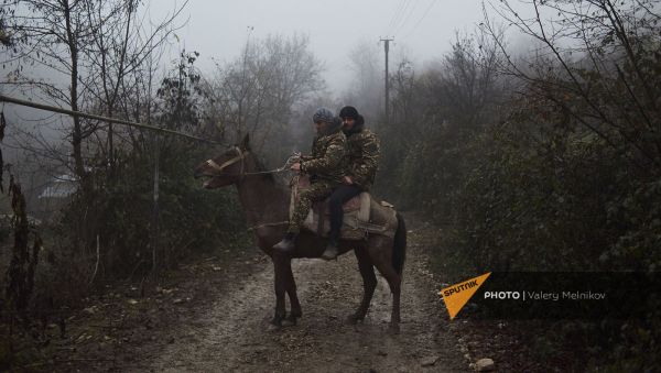 Мужчины на лошади на одной из улиц в селе Тагавард Мартунинского района (11 декабря 220). Карабах - Sputnik Армения