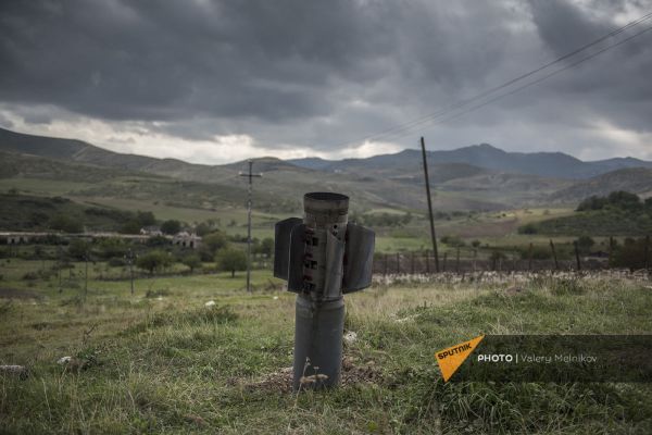 Մարտունի, ռմբակոծությունից հետո մնացած հրթիռի հատված - Sputnik Արմենիա