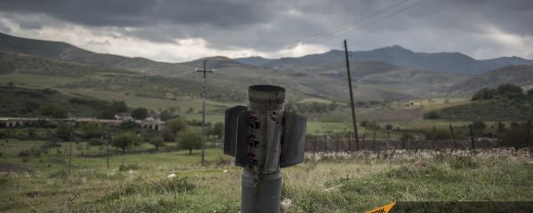 Часть ракеты после обстрела города Мартуни - Sputnik Армения