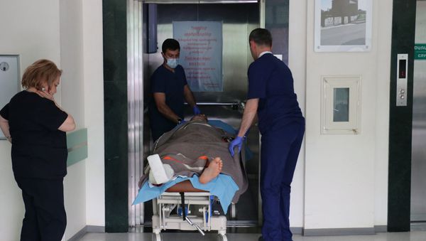 Медики транспортируют получившего ранение спасателя ГСЧС МВД Карабаха в республиканской больнице  - Sputnik Армения