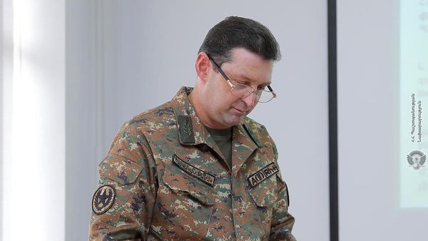 Начальник службы военного контроля МО, генерал-лейтенант Джалал Арутюнян во время доклада министру обороны о проделанных в 2020 году работах (26 марта 2021). Еревaн - Sputnik Армения